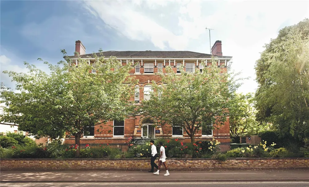 Cheltenham College – Historisches Internatsgebäude aus rotem Backstein mit blühendem Vorgarten