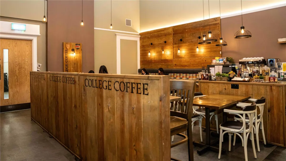Cheltenham College – Gemütliches Café mit rustikalem Holzinterieur und warmem Licht