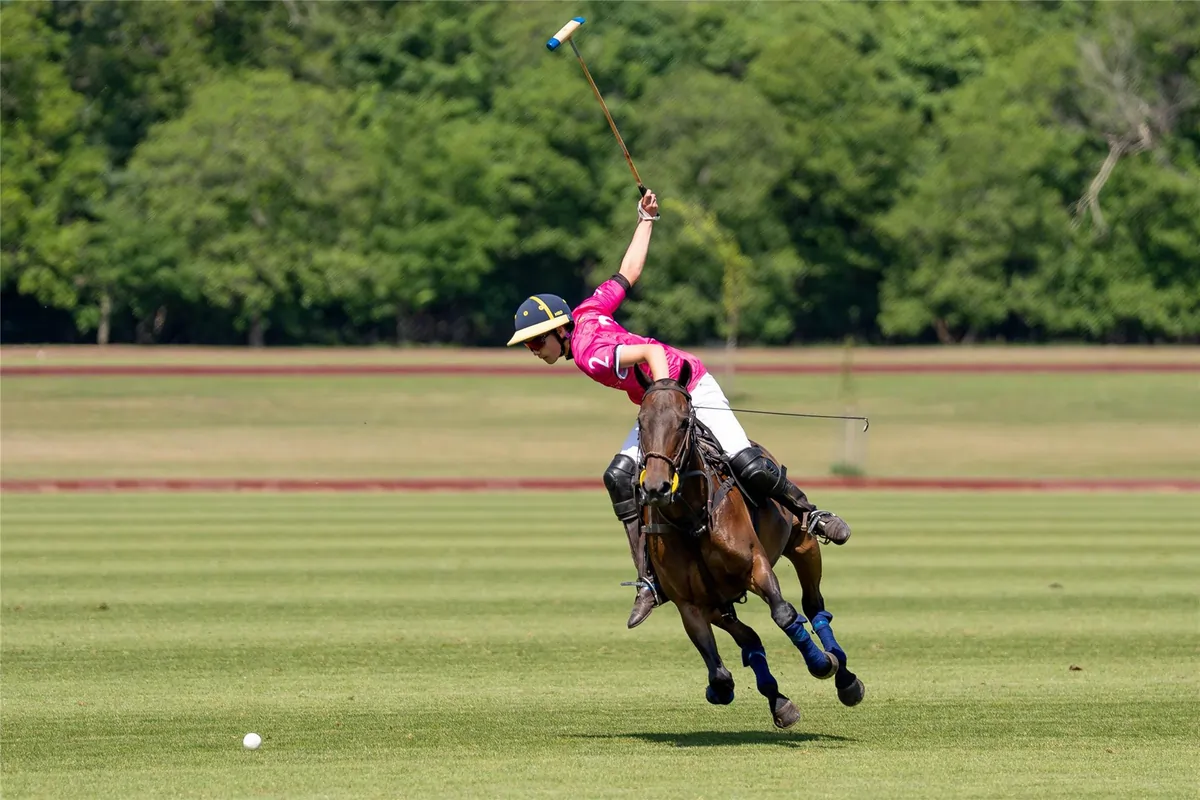 Cheltenham College – Schüler beim Polospiel zu Pferd auf dem Rasenplatz