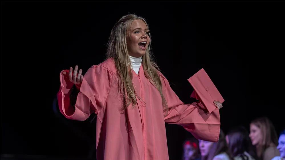 Cheltenham College – Absolventin im Talar bei einer Bühnenaufführung