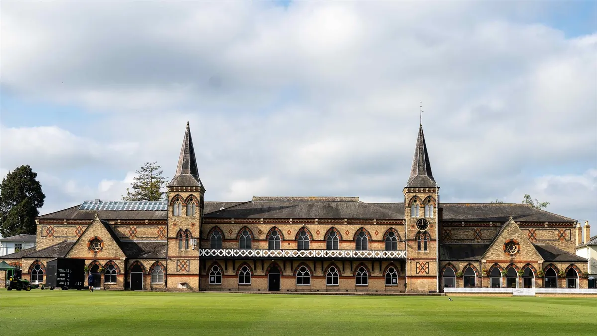 Cheltenham College – Historisches Hauptgebäude mit viktorianischer Backsteinfassade und gepflegtem Cricketplatz