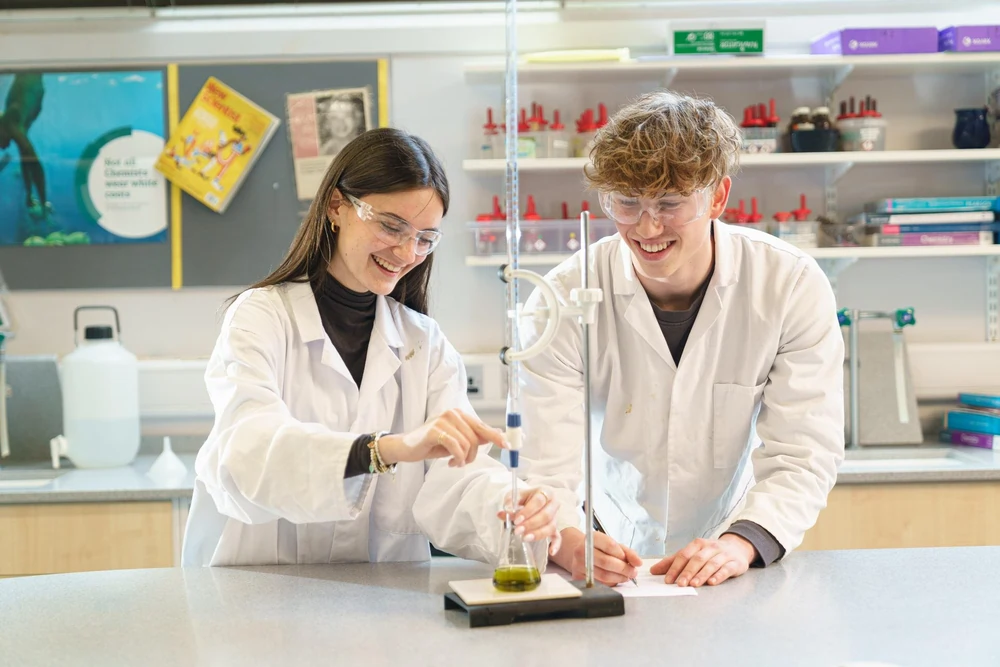 St Clare's Oxford – Schülerinnen und Schüler bei einem Experiment im Naturwissenschaftssaal