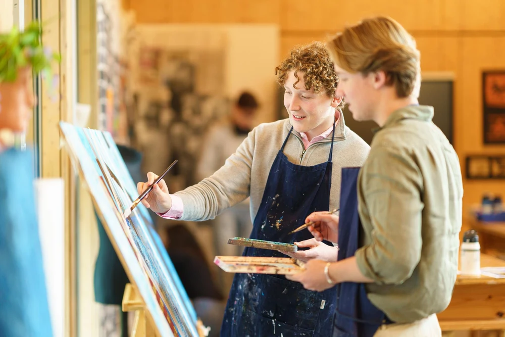 St Clare's Oxford – Schülerinnen und Schüler beim Malen im Klassenzimmer
