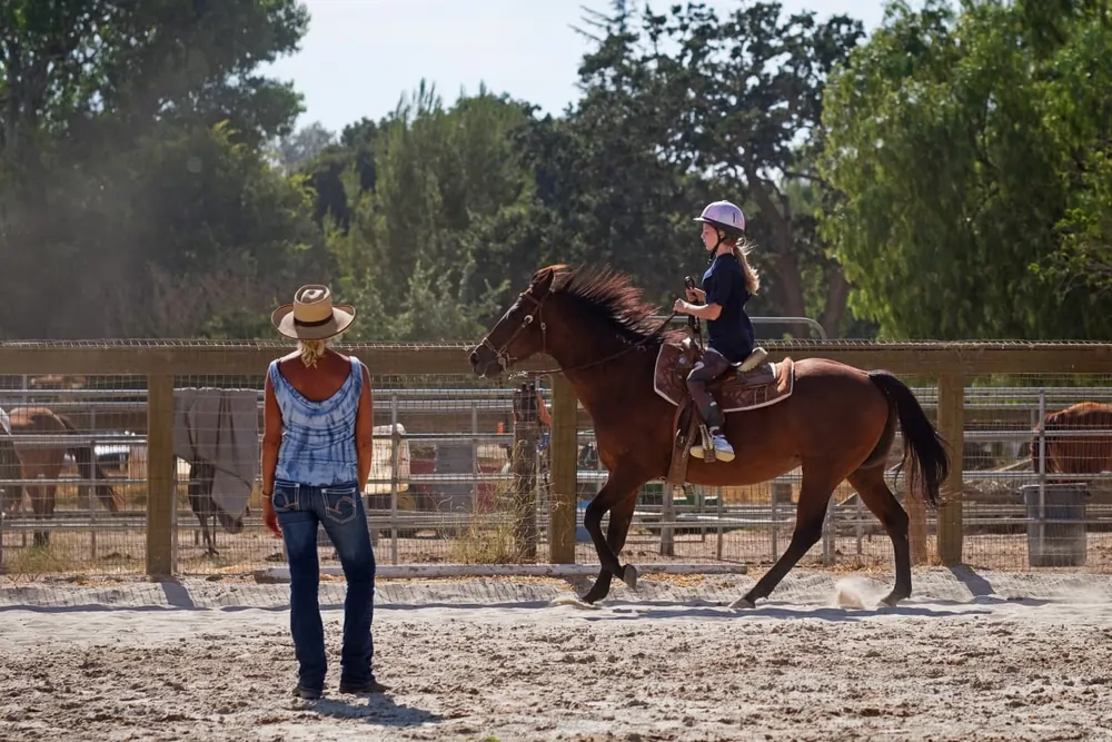 Dunn Summer School – Schülerin beim Reiten auf dem Dunn Summer School Gelände in Kalifornien