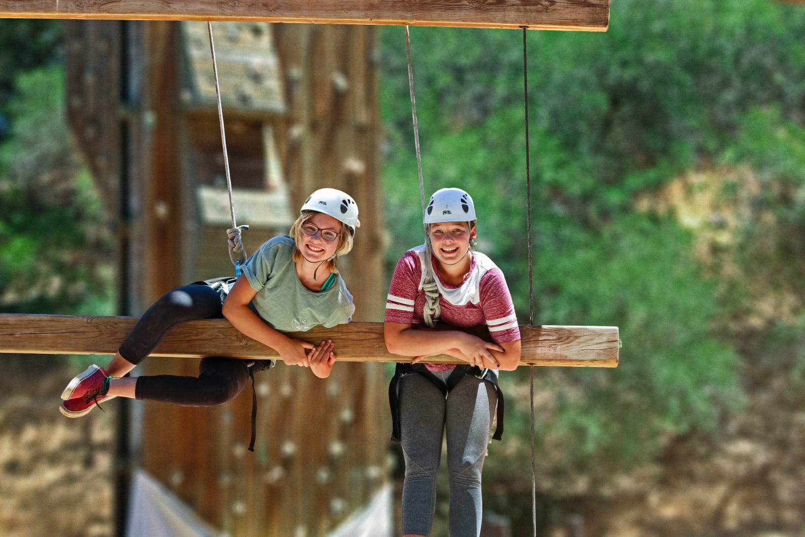 Dunn Summer School – Schülerinnen bei einem Kletterabenteuer im Dunn Summer School Outdoor-Programm
