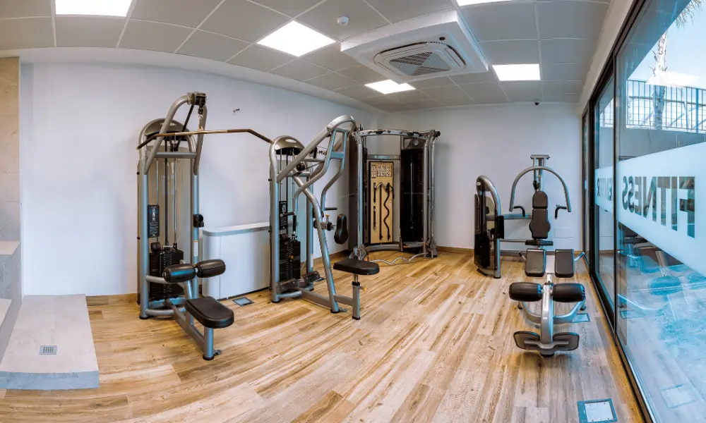 Yago School Sevilla – Moderner Fitnessraum mit verschiedenen Kraftgeräten