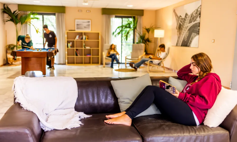 Sage College – Schüler entspannen sich im gemütlichen Wohnbereich des Internats