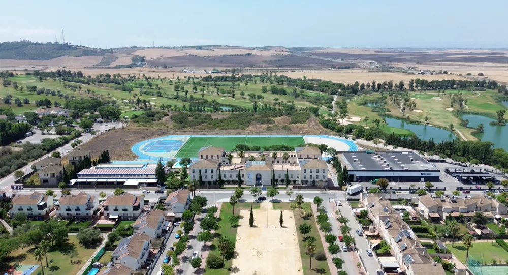 Sage College – Weitläufiger Campus aus der Vogelperspektive mit Sportfeld und umliegender Landschaft