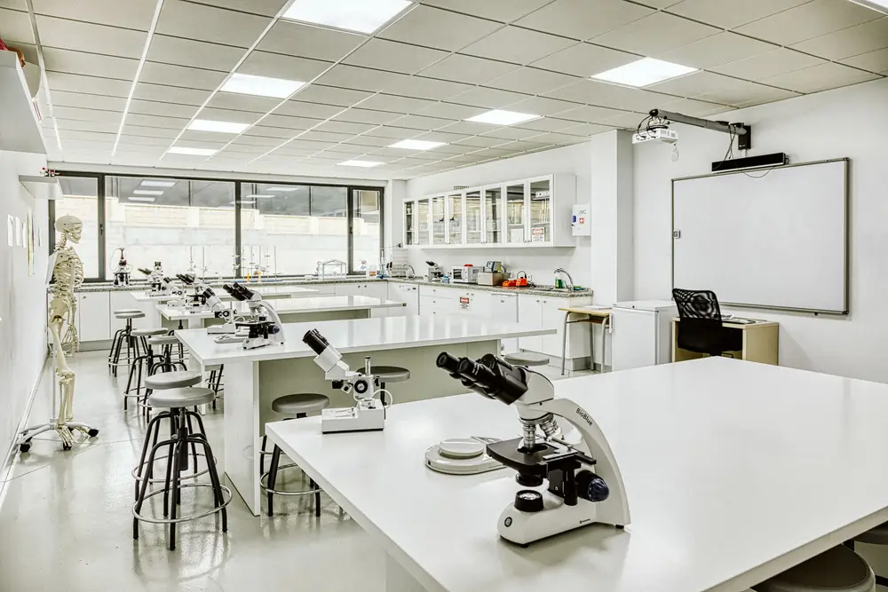 Yago School Sevilla – Gut ausgestattetes Naturwissenschaftslabor mit Mikroskopen und Whiteboard