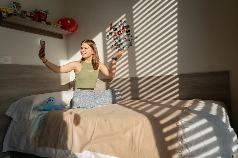 Hamelin-Laie International School Barcelona – Schülerin entspannt in ihrem sonnigen Internatzimmer