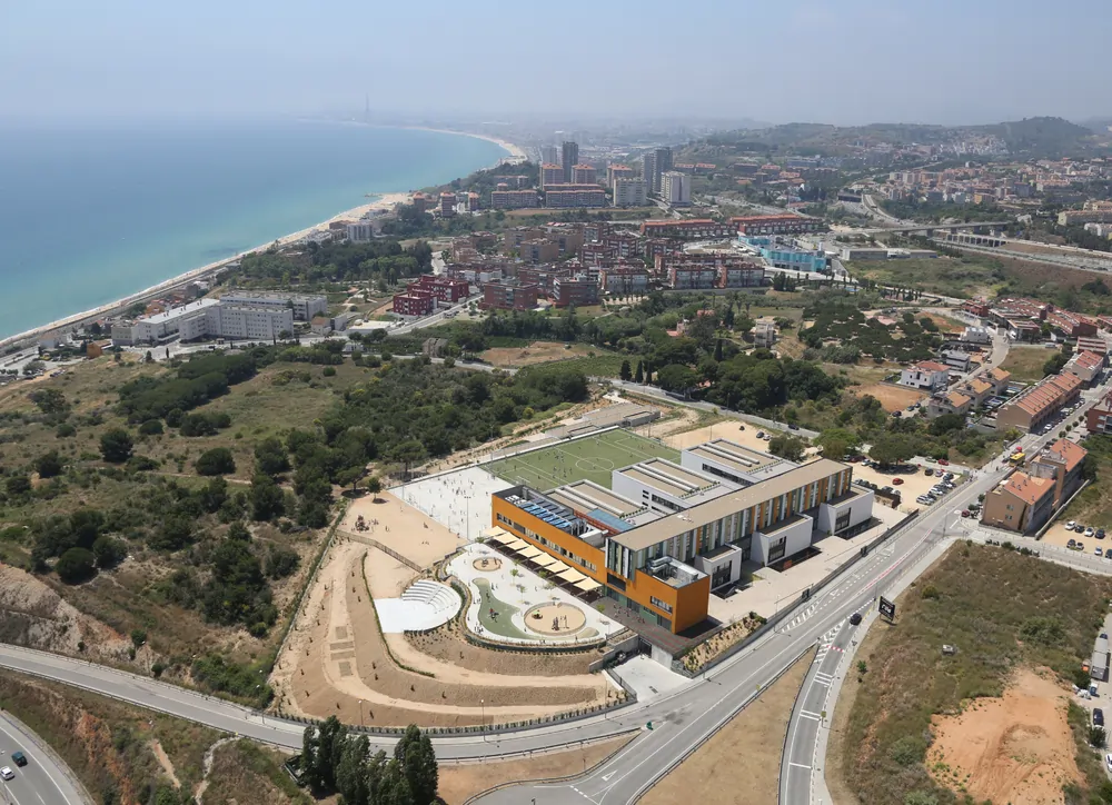 Hamelin-Laie International School Barcelona – Luftaufnahme des Campus mit Meerblick auf Barcelona