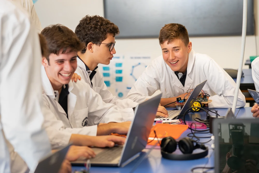 Hamelin-Laie International School Barcelona – Schüler arbeiten lachend gemeinsam im Technik-Labor