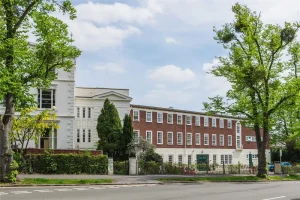 Cheltenham Ladies' College – Außenansicht des historischen Schulgebäudes mit rotem Backsteinbau und gepflegtem Grün