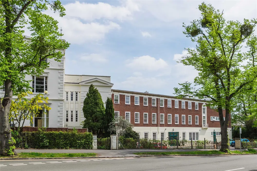 Cheltenham Ladies' College – Außenansicht des historischen Schulgebäudes mit rotem Backsteinbau und gepflegtem Grün