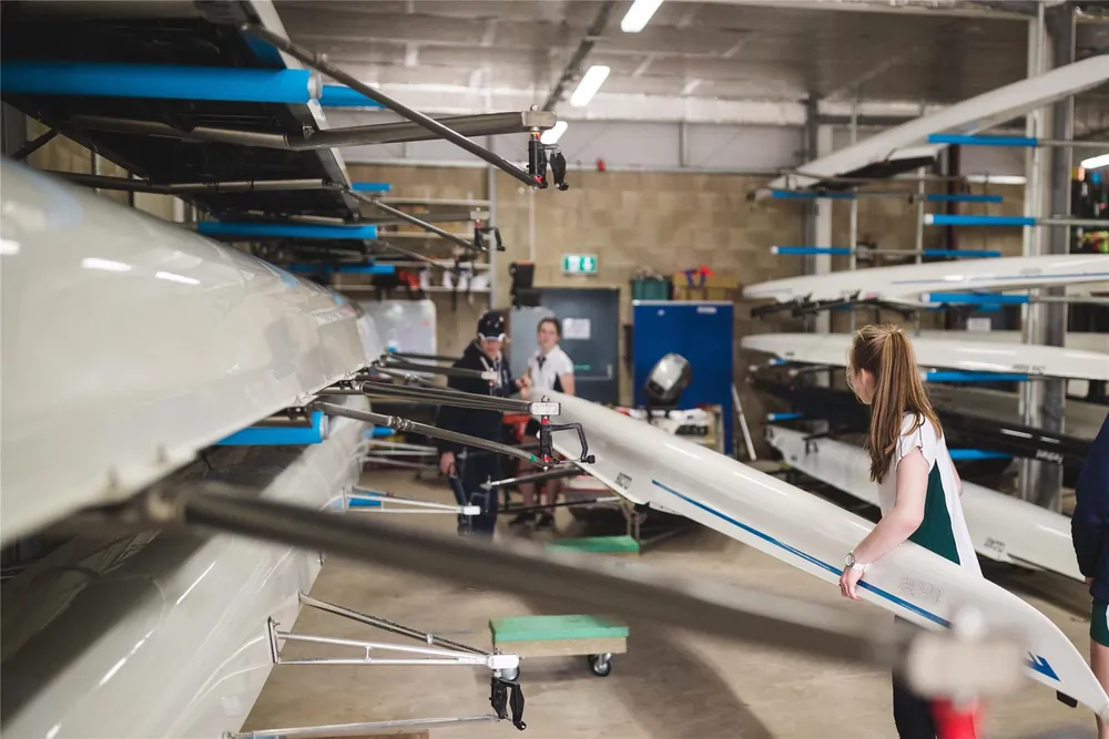Schülerin des Cheltenham Ladies' College beim Rudern – Bootshaus mit Einer-Skulls