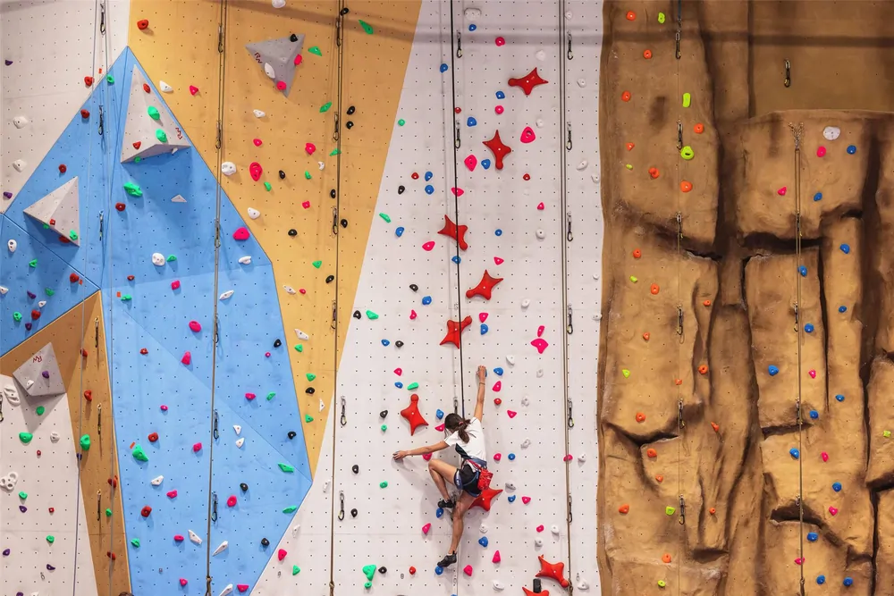 Schülerin beim Klettern an der Kletterwand im modernen Sportzentrum des Cheltenham Ladies' College