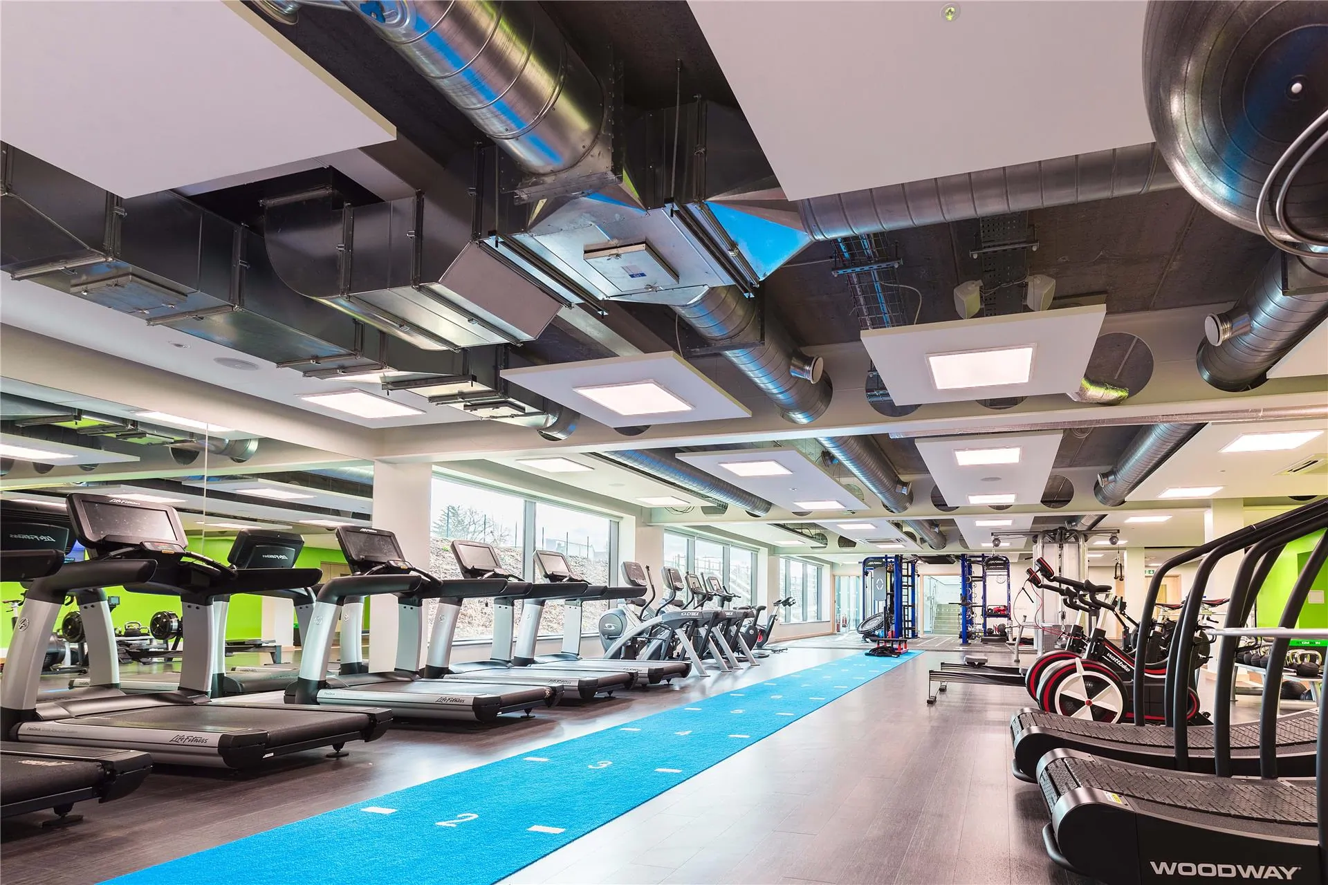 Modernes Fitnessstudio des Cheltenham Ladies' College mit Laufbändern, Cardiogeräten und Indoorlaufbahn