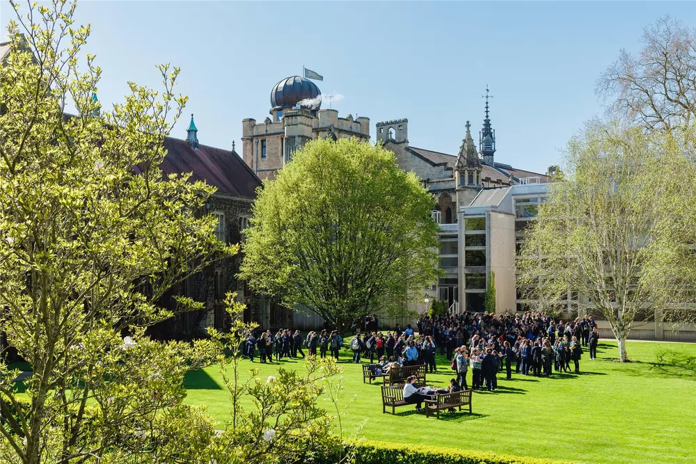 Schülerinnen des Cheltenham Ladies' College versammeln sich auf dem weitläufigen historischen Campus im Frühling
