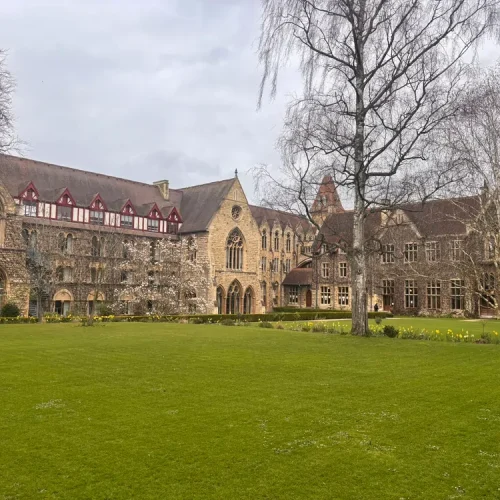 Historischer Innenhof des Cheltenham Ladies' College mit gepflegtem Rasen und gotischer Sandsteinarchitektur im Frühling