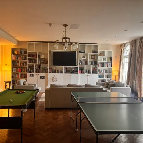 Gemeinschaftsraum im Internat des Cheltenham Ladies' College mit Billardtisch, Tischtennisplatte und Bibliothek