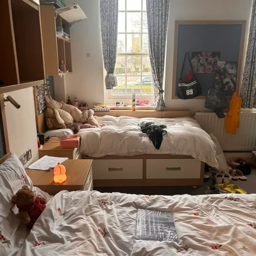 Gemütliches Internats-Doppelzimmer am Cheltenham Ladies' College mit persönlicher Einrichtung und Stauraum