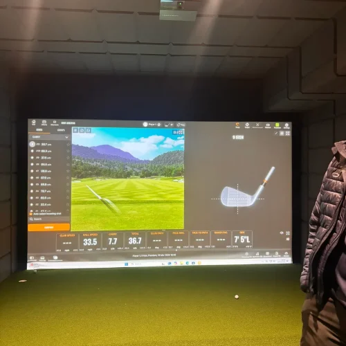 Indoor-Golfsimulator mit Trackman-Technologie am Cheltenham Ladies' College – Schlaganalyse auf großem Bildschirm