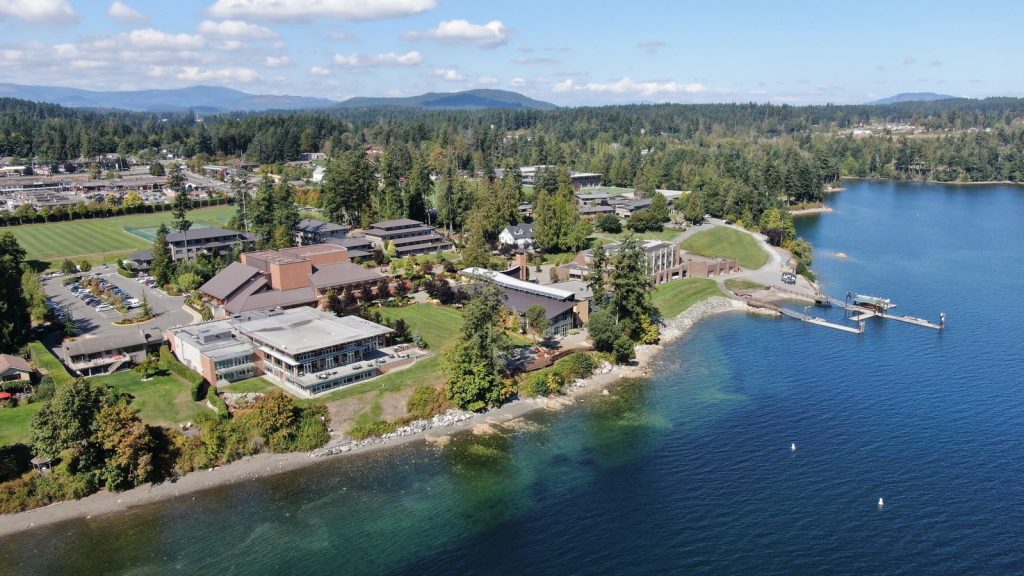 Luftaufnahme des Brentwood College Campus direkt am Wasser in Mill Bay Vancouver Island