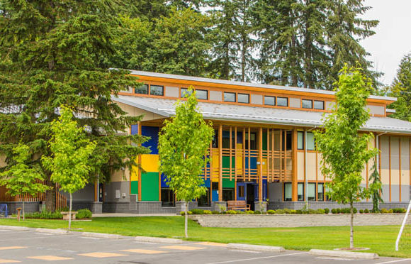 Modernes Schulgebäude der Queen Margaret's School mit farbiger Fassade in Duncan Vancouver Island