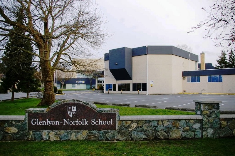 Eingangsschild und Schulgebäude der Glenlyon Norfolk School in Oak Bay Victoria Vancouver Island