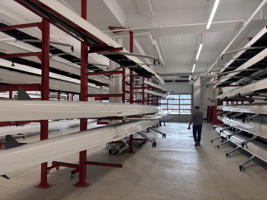 Bootshaus mit Ruderbooten im Lager des Brentwood College School Vancouver Island