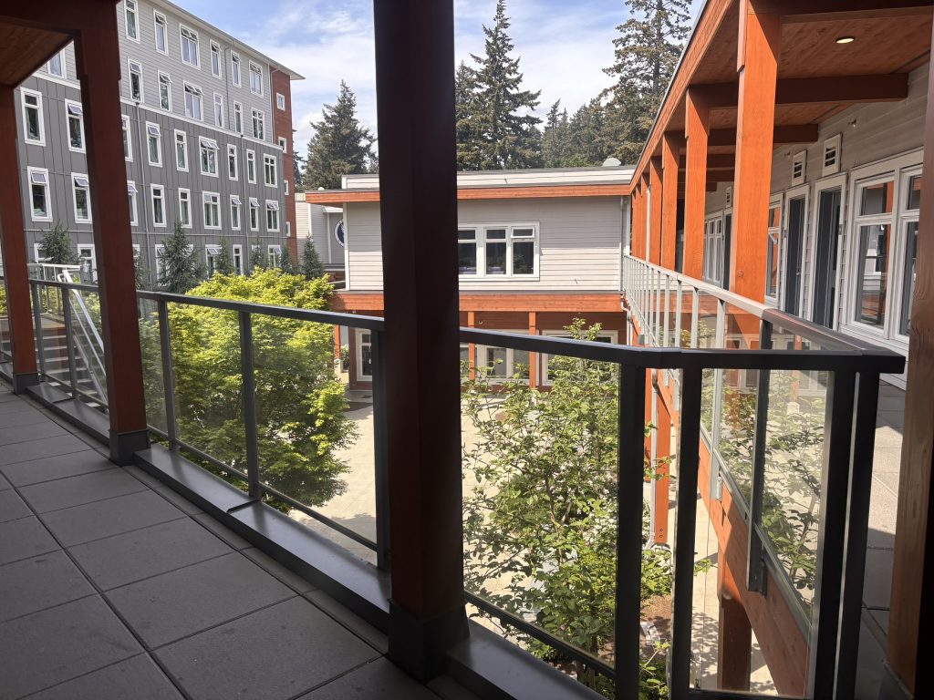 Balkon mit Blick auf den Innenhof und das Boarding House der Brookes Westshore Schule Vancouver Island
