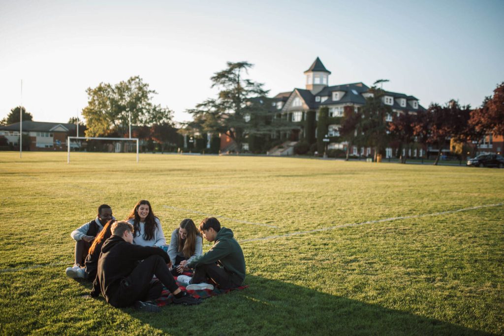 Schüler sitzen auf dem Sportplatz der St. Michaels University School in Victoria Vancouver Island