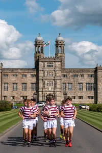Stonyhurst College – Schüler der Rugby-Mannschaft vor dem historischen Schulgebäude