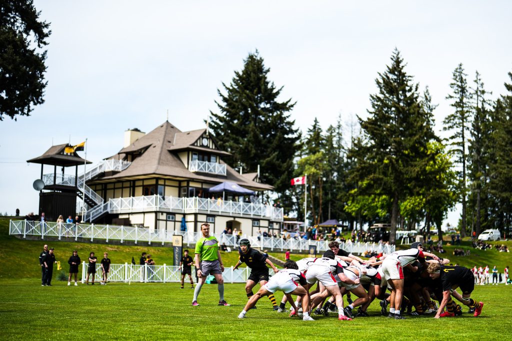 Rugbyspiel auf dem Schulgelände der Shawnigan Lake School mit Tribünengebäude Vancouver Island