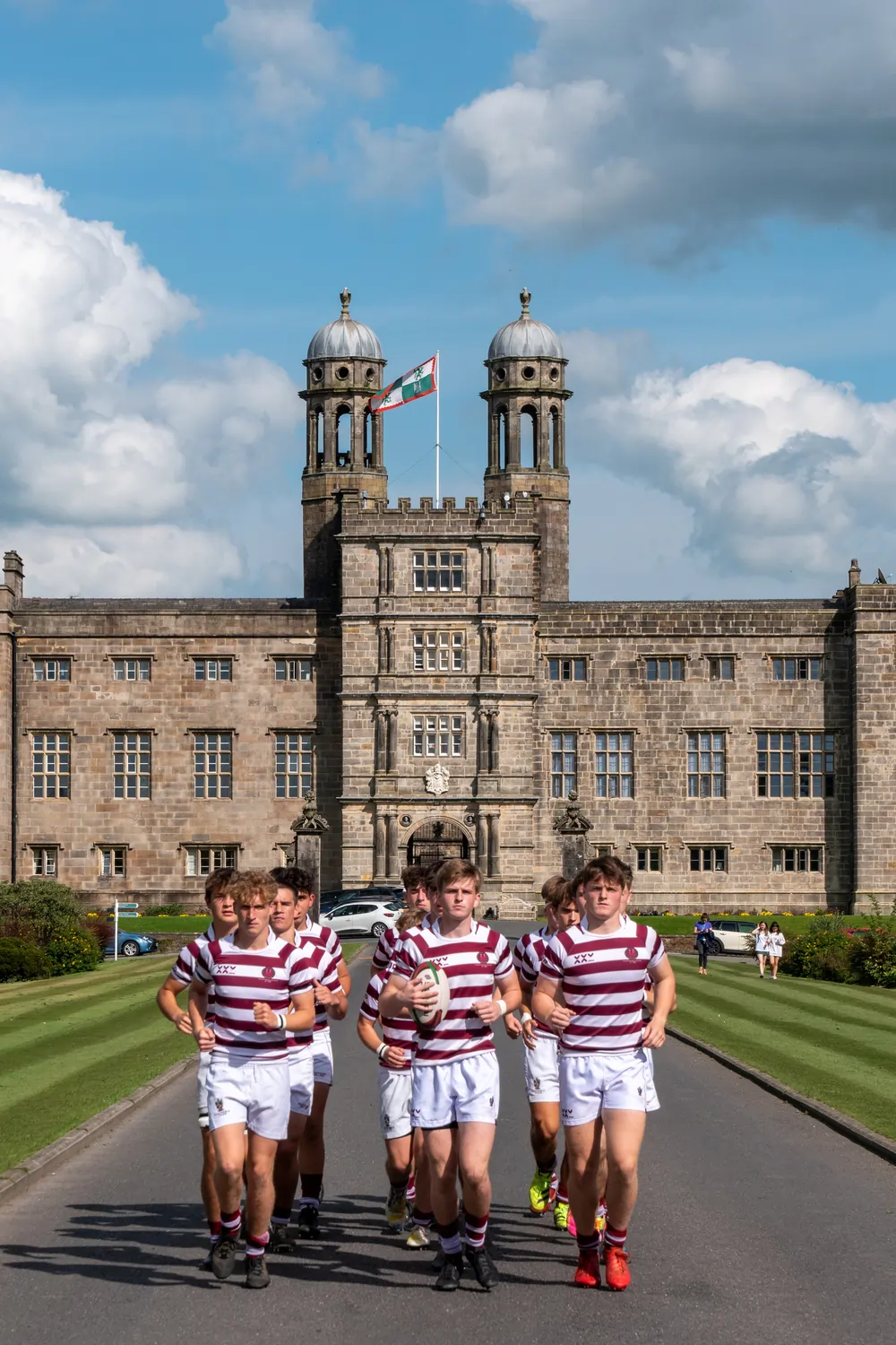 Stonyhurst College – Schüler der Rugby-Mannschaft vor dem historischen Schulgebäude