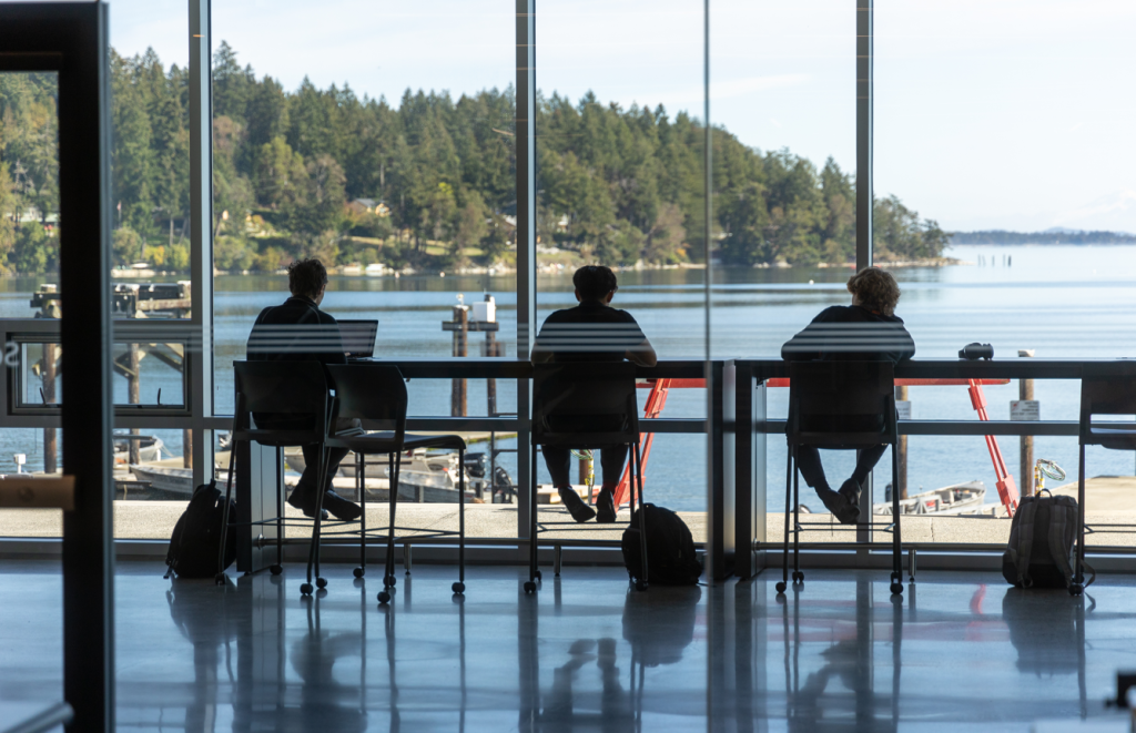 Schüler lernen in der Mensa des Brentwood College mit Seeblick auf Vancouver Island