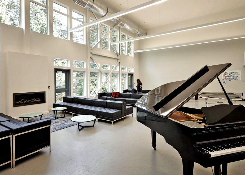 Gemeinschaftsraum mit Flügel und Kamin im Boarding House der Brookes Westshore Schule Vancouver Island