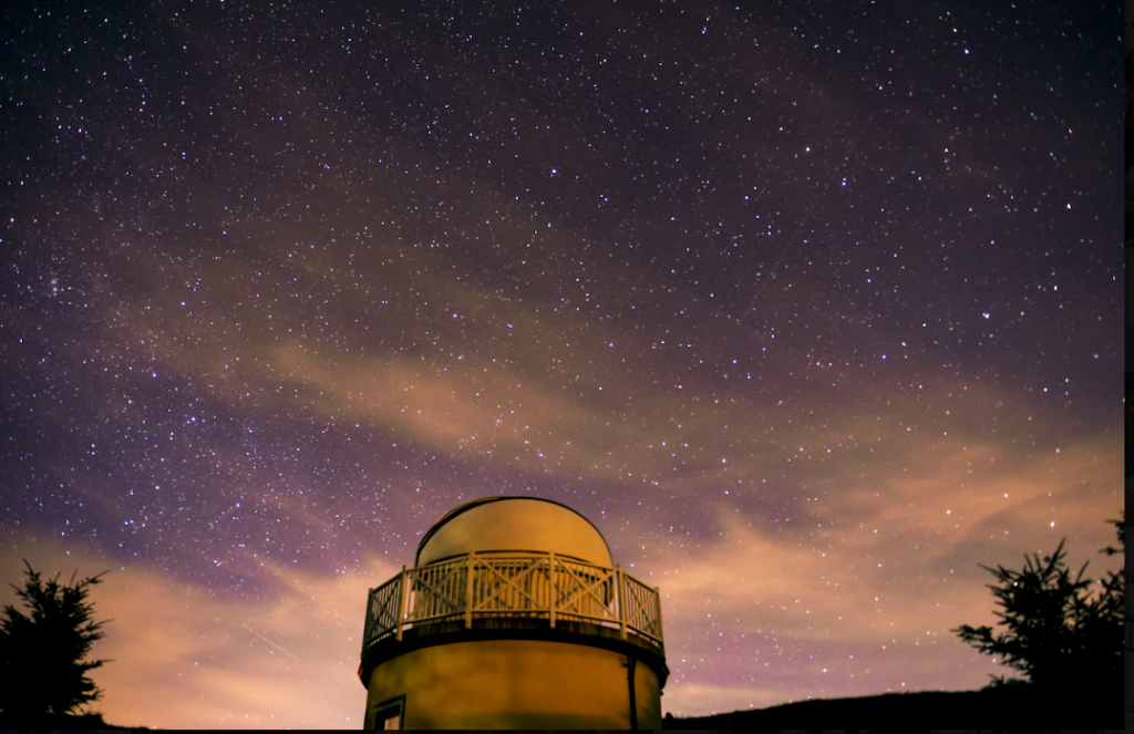 Observatorium der Shawnigan Lake School bei Nacht mit Sternenhimmel Vancouver Island