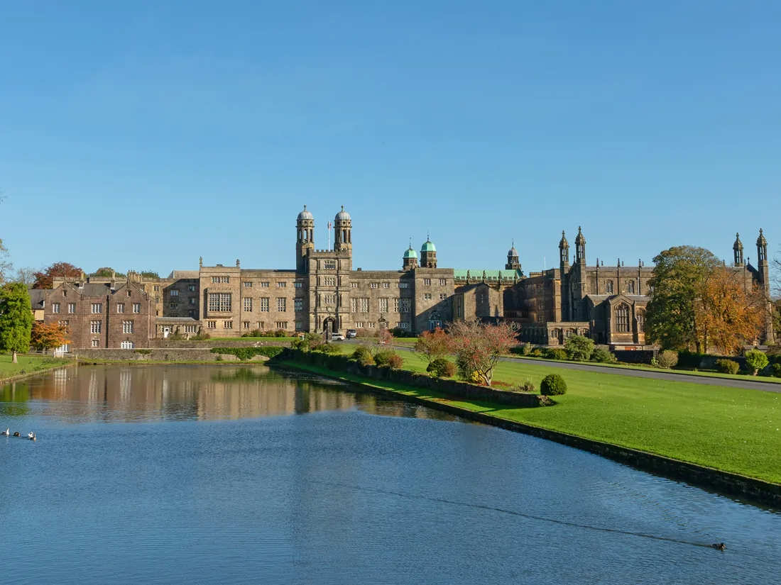 Stonyhurst College – Blick auf das weitläufige Schulgelände mit See