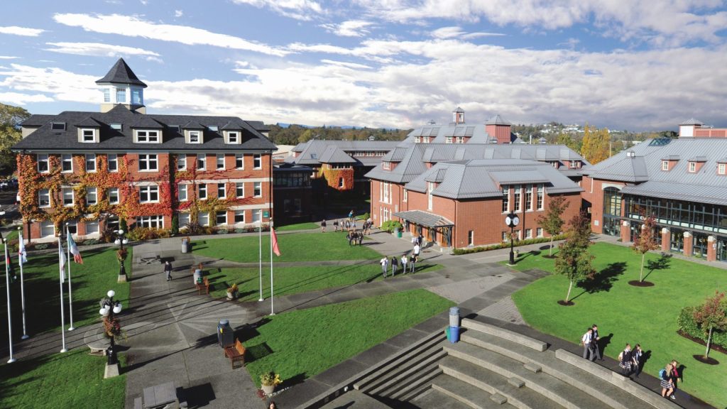 Luftaufnahme des Backsteingebäudes und Campus der St. Michaels University School Victoria BC