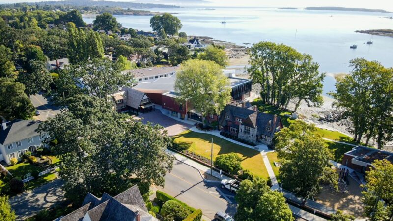Luftaufnahme der GNS Junior School in Oak Bay mit Meerblick auf Vancouver Island