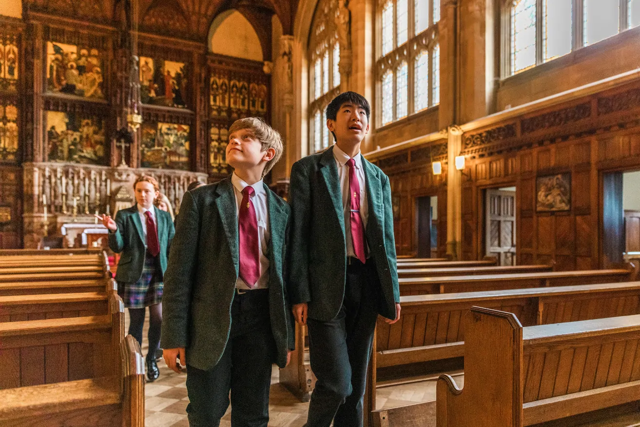 Stonyhurst College – Schüler in der historischen Kapelle des Internats