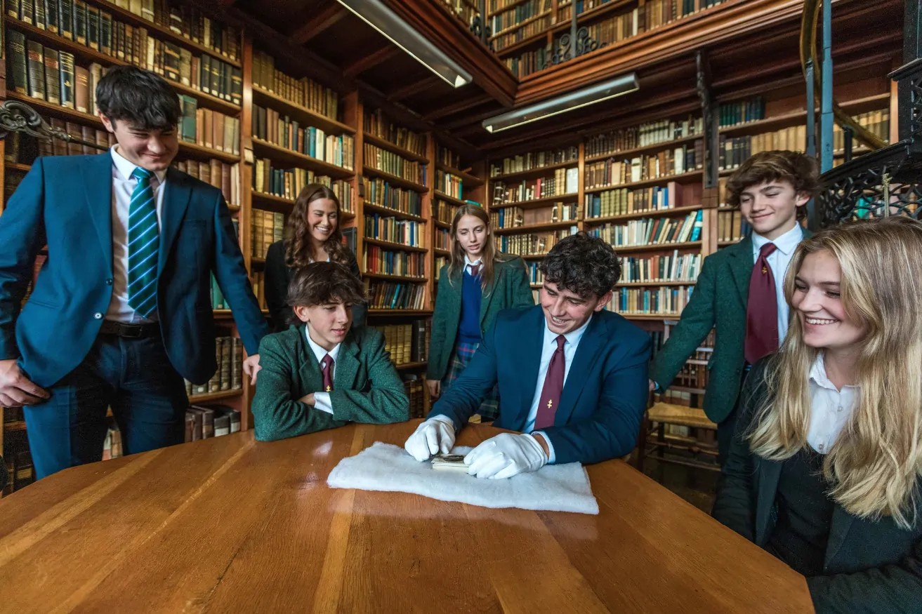 Stonyhurst College – Schüler bei der Arbeit in der historischen Bibliothek