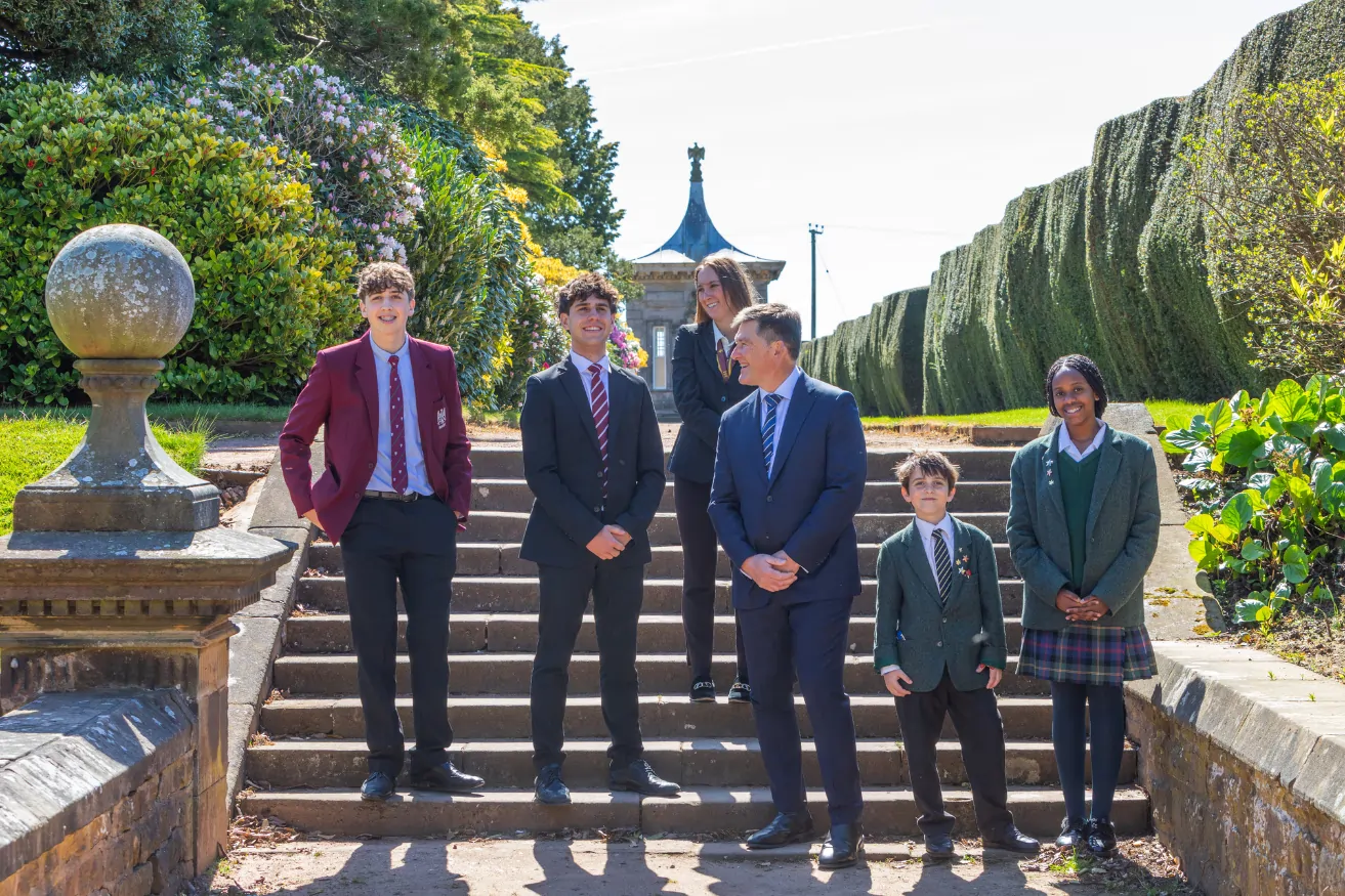 Stonyhurst College – Schülerinnen und Schüler mit Lehrer im Schulgarten