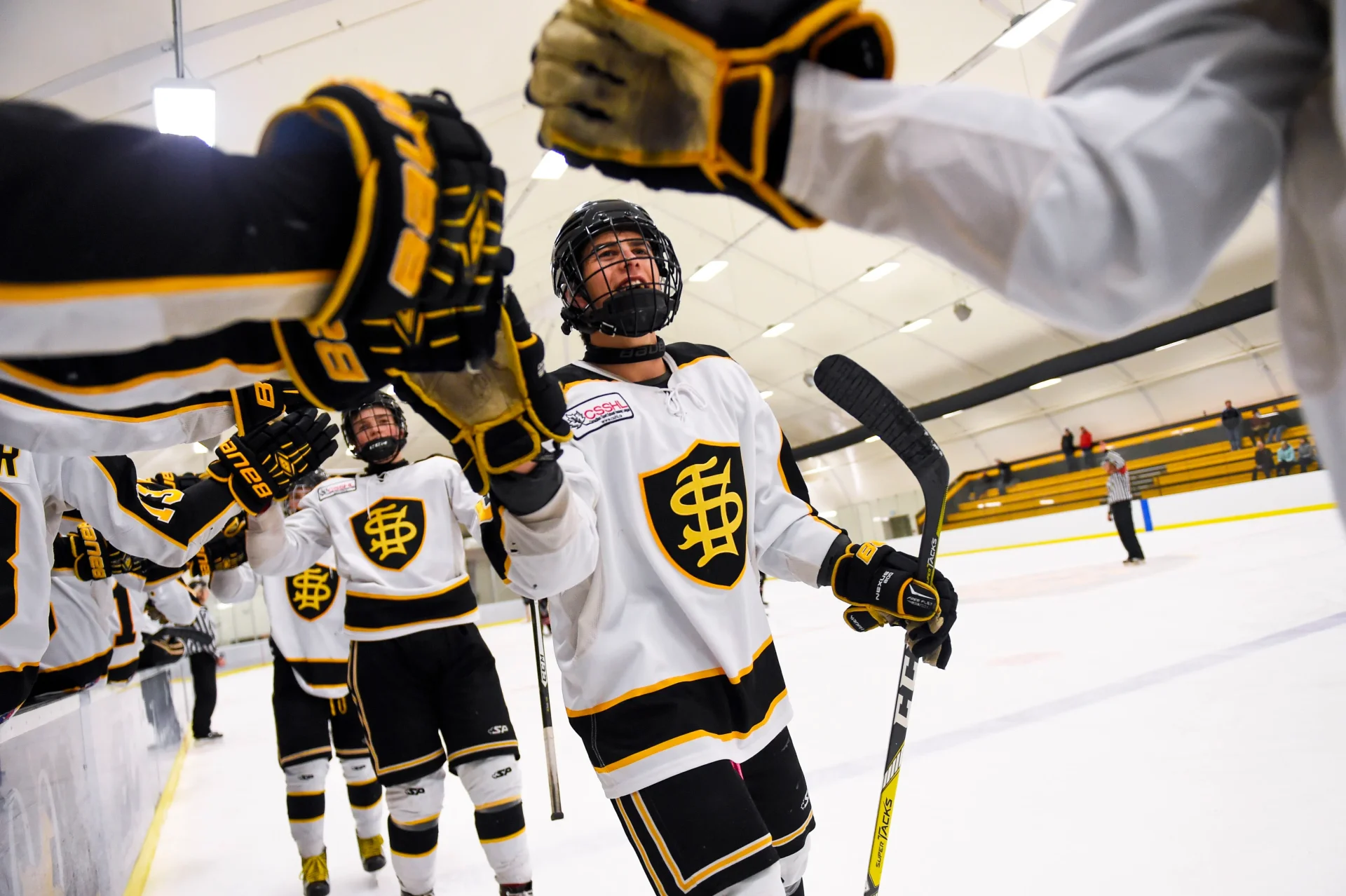 Shawnigan Lake School – Schüler beim Eishockeyspiel in der Schulhalle