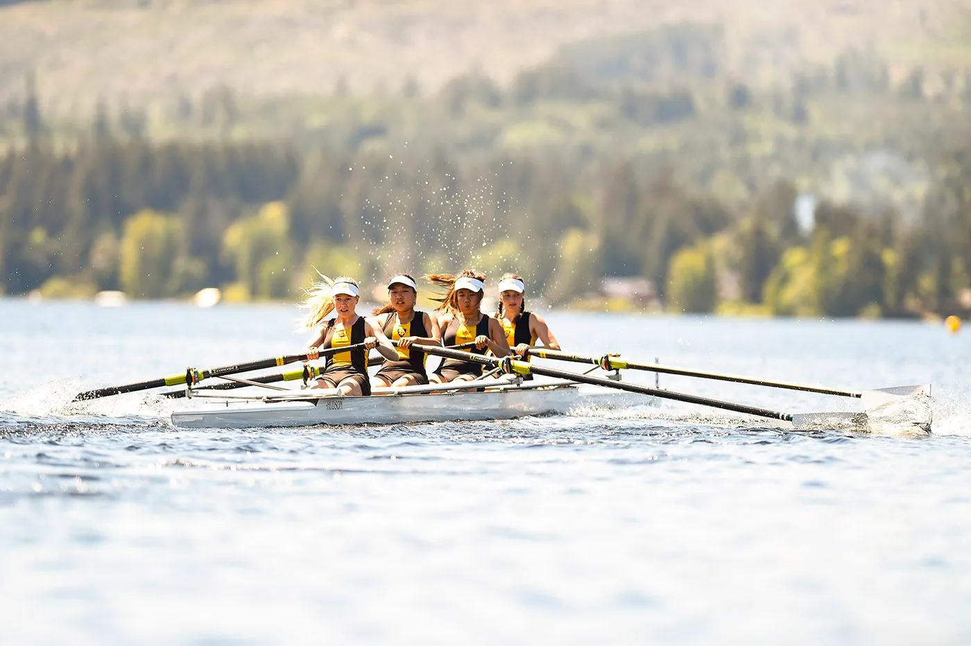 Shawnigan Lake School – Schülerinnen beim Rudern auf dem See