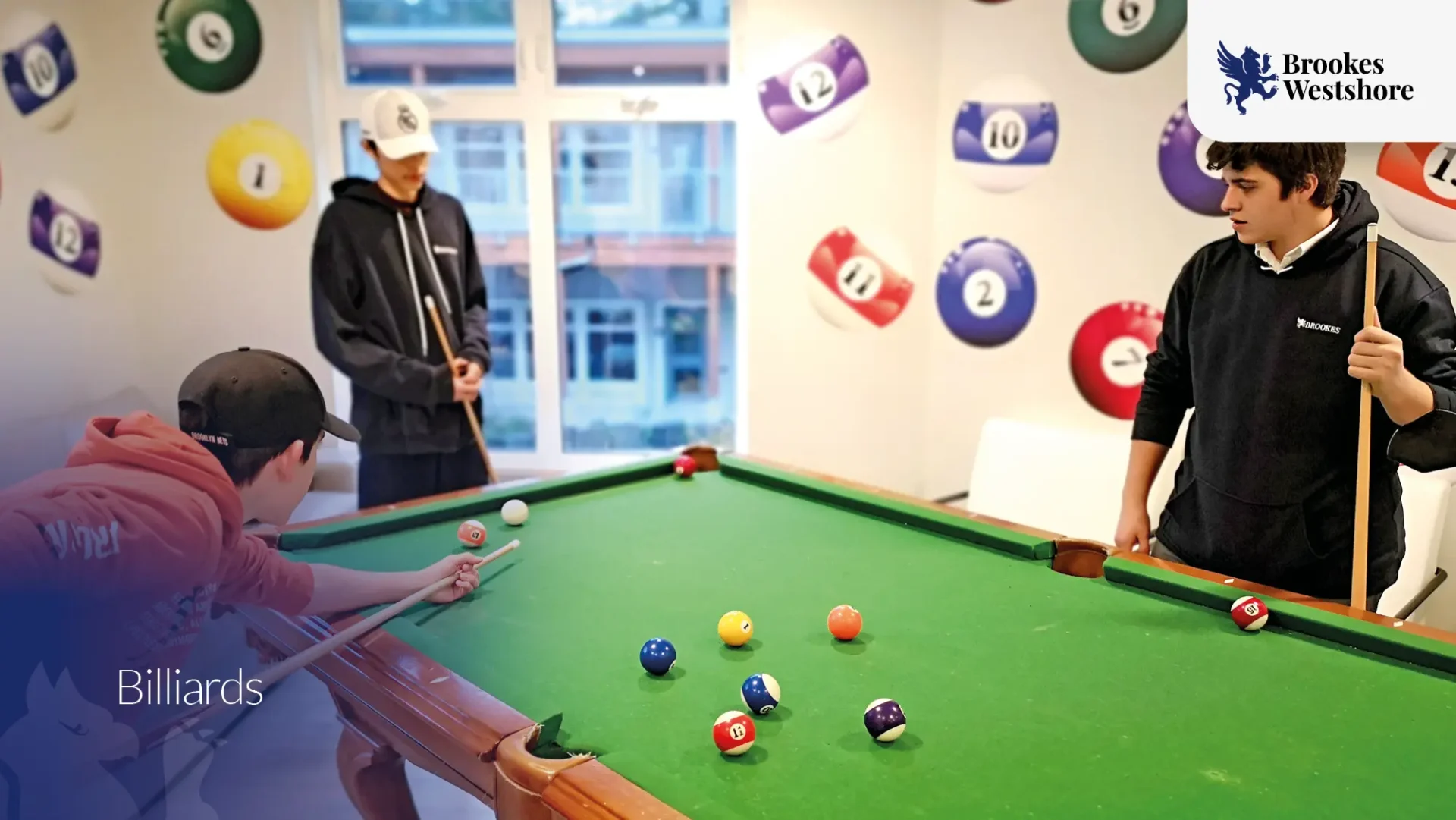Brookes Westshore – Schüler beim Billard in der Freizeiteinrichtung