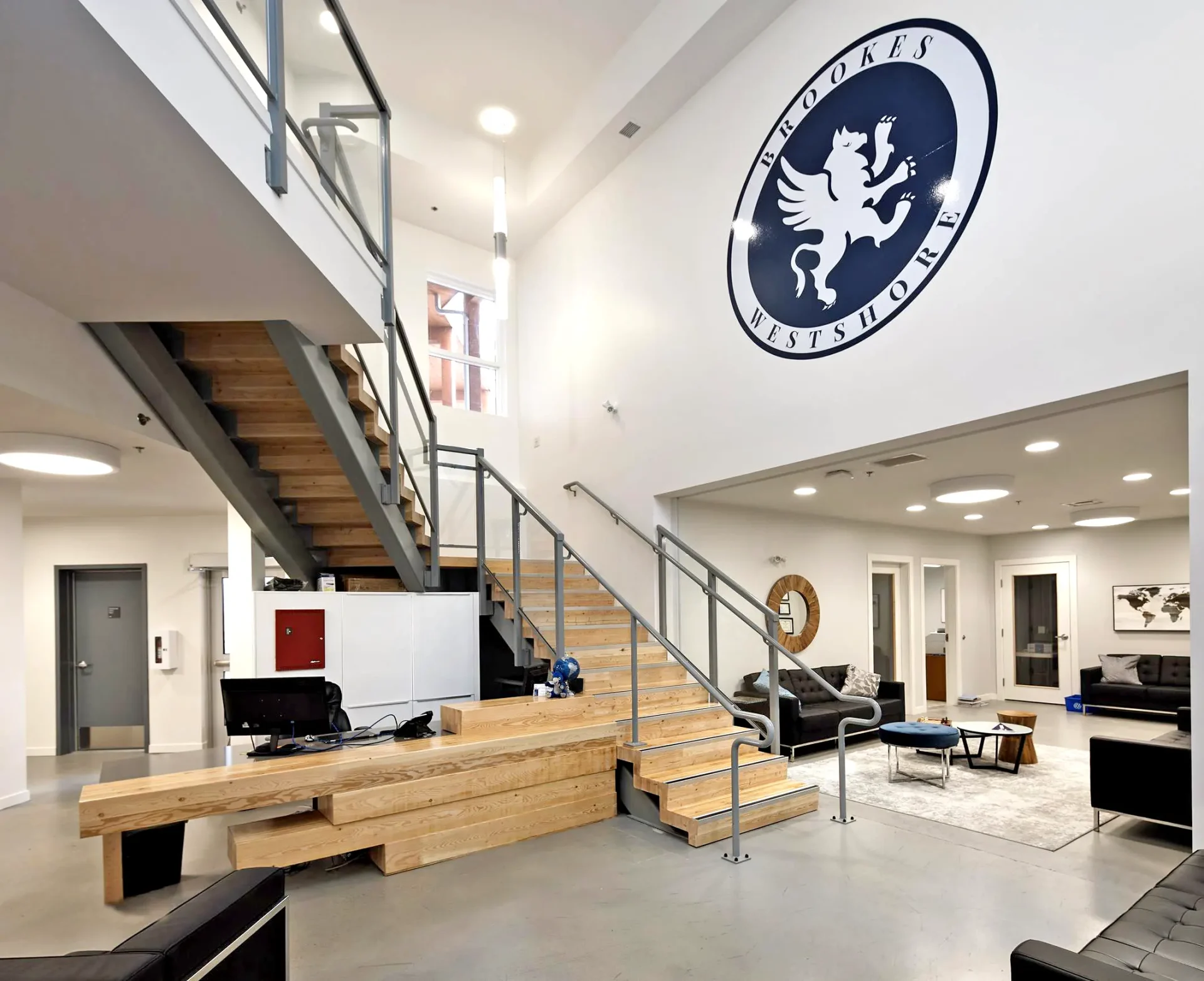 Brookes Westshore – Eingangsbereich des Internats mit Schullogo