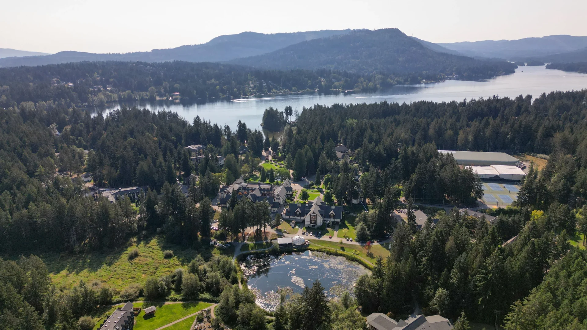 Shawnigan Lake School – Luftaufnahme des Internatsgeländes am See