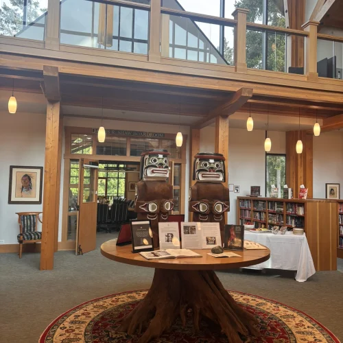 Shawnigan Lake School – Bibliothek mit indigenen Totempfählen